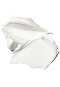 Weiße Creme mit glatter, glänzender Textur, in dicken, unregelmäßigen Schichten auf einem weißen Hintergrund aufgetragen, die Weichheit und Reichhaltigkeit zeigt.