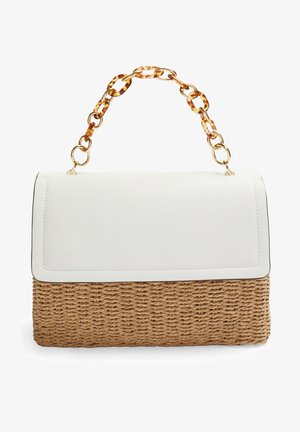 Bolso de mano de cuero blanco y paja tejida con asa de cadena de carey y dorada, forma rectangular y cierre con solapa.