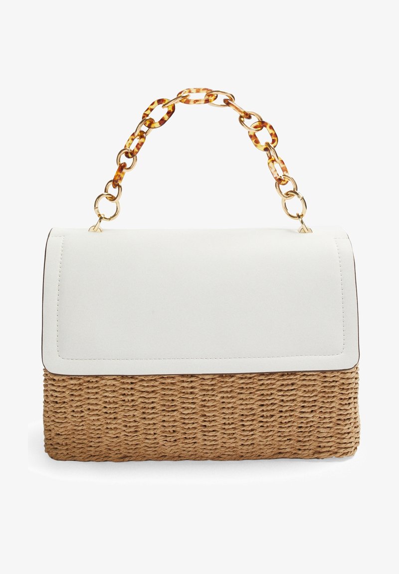 Sac à main en cuir blanc et paille tissée avec une anse en chaîne écaille de tortue et or, de forme rectangulaire, avec une fermeture à rabat.