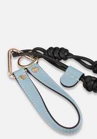 Corde noire tressée avec une sangle en cuir bleu clair et des éléments en métal doré. Comprend un anneau métallique et une étiquette en cuir embossée du mot « Clip ».