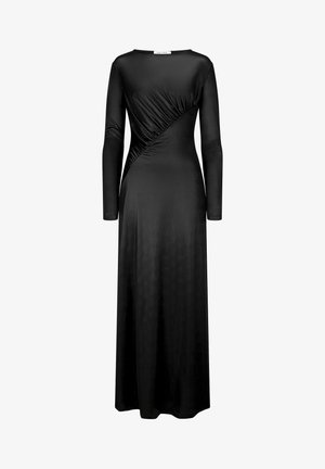 Une longue robe noire en tissu lisse, avec des manches longues, un col rond, un détail de fronces asymétriques et une coupe longue jusqu'au sol.