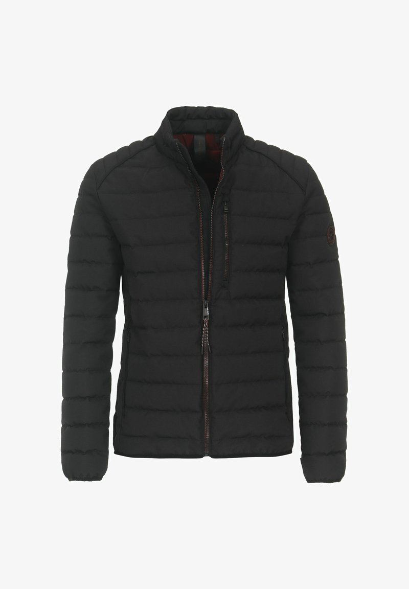 Giacca imbottita nera con colletto alto, cerniera completa, tasche laterali e una sottile texture trapuntata. Accentuata da cuciture rosse.