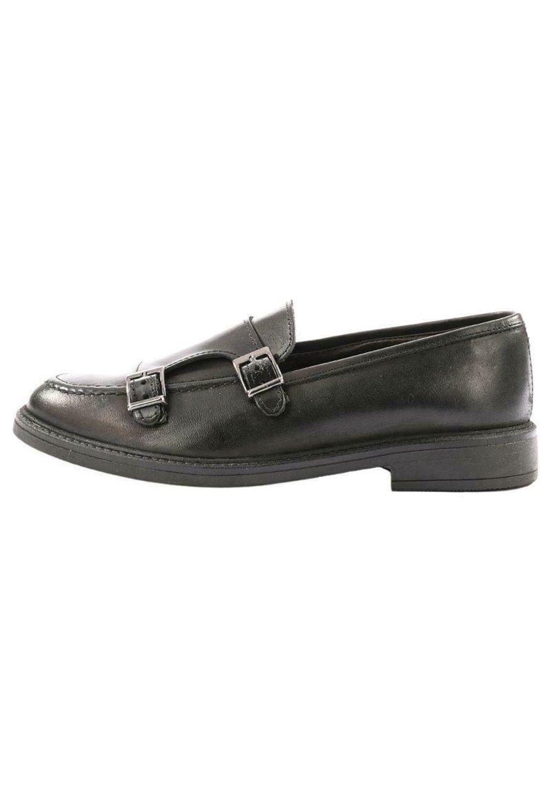 Mocassino in pelle nera con un design elegante, dotato di accenti a doppia fibbia e suola rigata. Texture liscia e forma della punta arrotondata.