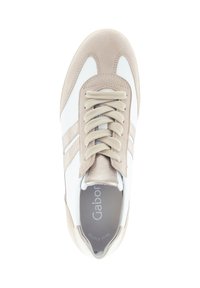 Sneaker featuring a combination of white leather and beige suede. Round toe, beige laces, and stripes along the sides. Soft texture throughout.