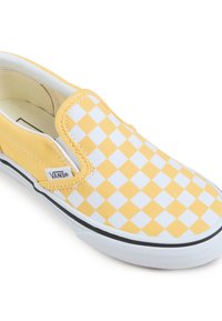 Geel en wit geblokt instap-schoen met canvas bovenwerk, rubberen zool, zwart streepdetail en Vans-logo label aan de zijkant.