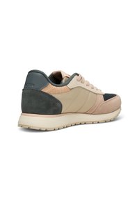 Sneaker with a beige synthetic upper, pink suede accents, and a dark green heel. Features a textured pattern and a rubber outsole.