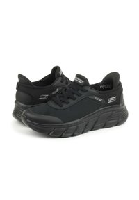 Scarpe sportive nere con una tomaia in mesh e dettagli sintetici, dotate di una suola spessa e texturizzata e chiusura con lacci per una calzata sicura.