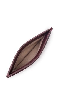 Bordeauxleren portefeuille met een slanke, langwerpige vorm. Het interieur heeft een zachte beige voering en contrasterende rode stiksels langs de randen.