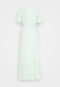 Robe maxi vert clair avec manches courtes volantées et motif subtil de cœurs sur toute la surface, avec ceinture à nouer à la taille.