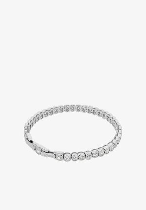 Pulsera de plata con eslabones entrelazados y piedras claras incrustadas en todo su diseño, asegurada con un cierre marcado con el nombre de la marca.