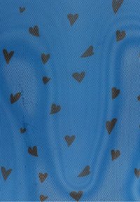 Sininen kangas, jossa on pieniä mustia sydämiä satunnaisesti pinnalla, ja se näyttää teksturoidulta verkolta.