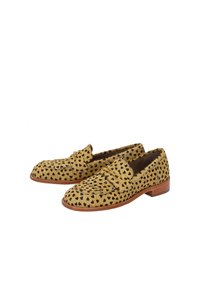 Leopardenmuster Loafers aus strukturiertem gelbem Stoff mit schwarzen Punkten. Verfügt über eine flache Sohle und gestickte Details im oberen Bereich.