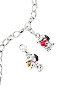 Silberarmband mit zwei Anhängern: einer zeigt einen Hund mit einem goldenen Accessoire, der andere trägt ein rotes Herzdetail.