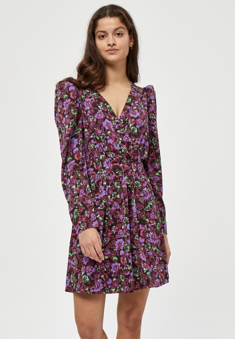Blumenkleid mit tiefem V-Ausschnitt, langen Puffärmeln, tailliertem Schnitt und ausgestelltem Rock. Es hat lila, grüne und rosa Blumen auf einem dunklen Hintergrund.