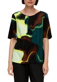 Koszulka z krótkim rękawem z abstrakcyjnym wzorem w kolorach zielonym, żółtym, brązowym i czarnym. Wykonana z lekkej tkaniny z plisowanym dekoltem.