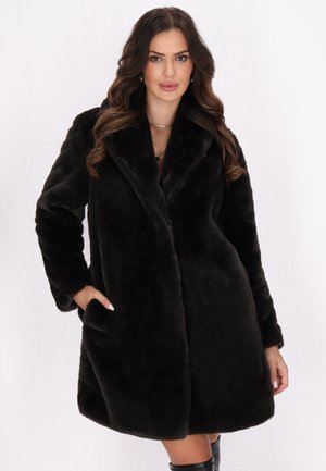 Sort faux fur frakke med sjalskrave, to forlommer og en let oversized pasform. Blød tekstur og knælængde design.