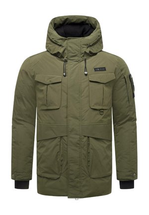 Giacca isolante verde oliva con colletto alto, multiple tasche frontali e cordini regolabili. La texture del tessuto appare liscia e resistente.
