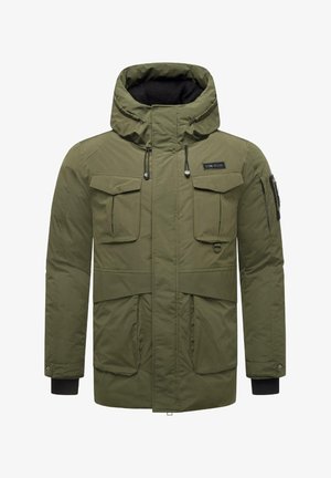 Giacca isolante verde oliva con colletto alto, multiple tasche frontali e cordini regolabili. La texture del tessuto appare liscia e resistente.