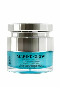 Przezroczysty słoik z srebną pokrywką, zawierający jasnoniebieską krem. Etykieta z czarnym tekstem: "MARINE GLOW, Witamina C + Kolagen, 50 ml."