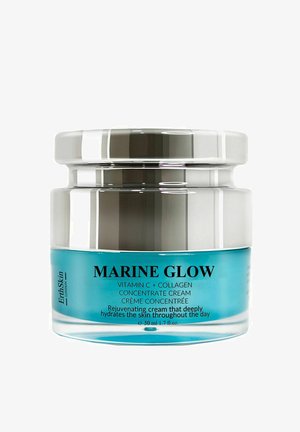 Przezroczysty słoik z srebną pokrywką, zawierający jasnoniebieską krem. Etykieta z czarnym tekstem: "MARINE GLOW, Witamina C + Kolagen, 50 ml."
