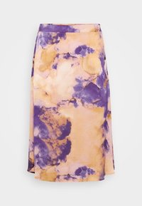 Jupe mi-longue avec un motif abstrait aquarelle aux tons violet, pêche et beige sur un tissu lisse.