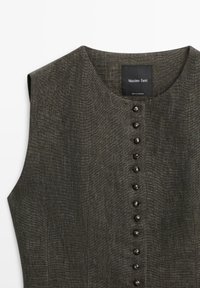 Dunkelolivgrünes ärmelloses Kleid mit rundem Ausschnitt und einer vertikalen Reihe stoffbezogener Knöpfe an der Vorderseite, Etikett zeigt Massimo Dutti.