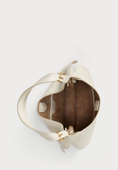 Κρεμ δερμάτινη τσάντα χειρός με δομημένο σχέδιο, χρυσές λεπτομέρειες, διπλές λαβές και μαλακό καφέ σουέτ εσωτερικό. Ανοιχτή κορυφή με άφθονο χώρο.