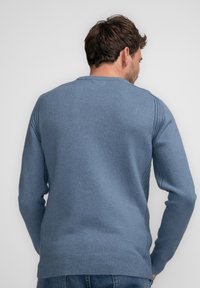 Pulover tricotat albastru din material moale, cu accente cu nervuri pe umeri și gât rotund, prezentat din spate. Croială casual.