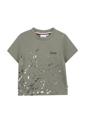T-shirt vert à manches courtes en coton doux avec imprimé éclaboussures gris et blanc. Doté d'un col rond et de détails à boutons-pression sur l'épaule.