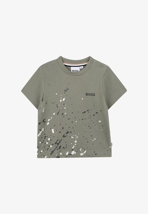 T-shirt verde a maniche corte in morbido cotone con stampa a spruzzi in grigio e bianco. Presenta un girocollo e dettagli con bottoni a pressione sulla spalla.