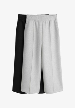 O pereche de pantaloni largi de trening cu talie elastică, unul de culoare gri deschis în față și unul negru în spate, ambele având buzunare laterale.