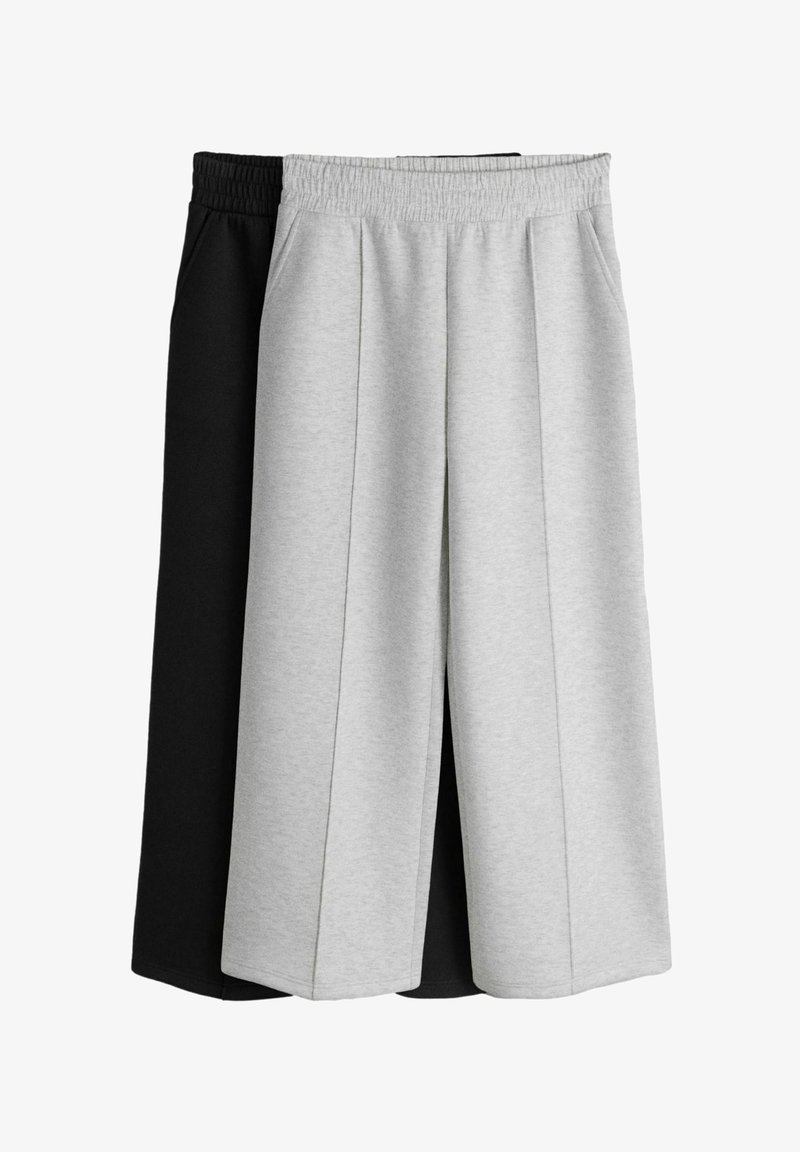 Par širokih trenirk z elastičnim pasom, ena svetlo siva spredaj in ena črna zadaj, obe z žepoma na straneh.