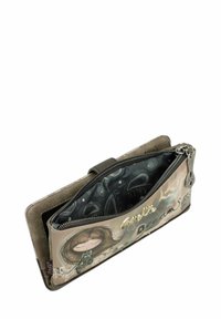 Cartera multicolor con un acabado metálico, que presenta una niña ilustrada y texto. Cierre de cremallera y un interior con patrones en tonos oscuros.