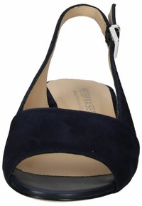 Sandalo slingback in suede blu navy con punta aperta, una larga fascia frontale e una sottile fascia alla caviglia con dettaglio di fibbia argentata.