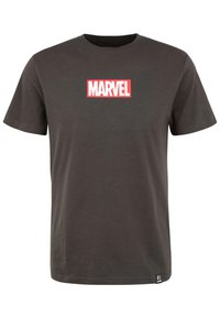 Mörkgrå bomulls t-shirt med korta ärmar och rund halsringning, med en vit "MARVEL"-logotyp på en röd rektangulär bakgrund.