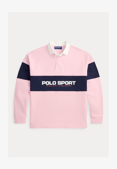 Világos rózsaszín hosszú ujjú galléros póló fehér gallérral. Sötétkék vízszintes csíkkal, amelyen fehér és piros "POLO SPORT RALPH LAUREN" logó látható.