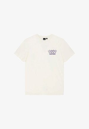Camiseta blanca de manga corta con cuello redondo con texto pequeño "DEUS CUSTOMS" y gráficos de estrellas en el pecho izquierdo.