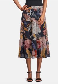 Blommig maxikjol med ett lager-på-lager-design, navy bakgrund, flerfärgade blommor och en bekväm elastisk midja.