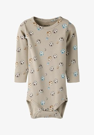 Beżowy, prążkowany niemowlęcy body z długim rękawem, ozdobiony wielokolorowym wzorem piłek nożnych, z zatrzaskami na dole ułatwiającymi zmianę pieluszki.