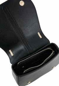 Borsa a tracolla in pelle nera con patta aperta che mostra una tasca interna con cerniera e chiusure magnetiche in oro, su sfondo bianco.
