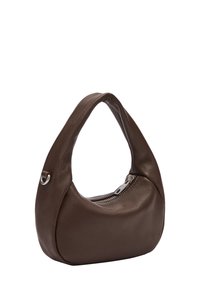 Brązowa torebka skórzana w kształcie półksiężyca z górnym zamkiem błyskawicznym i szerokim uchwytem do noszenia na ramieniu.