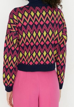 Sweter dziany z geometrycznym wzorem w różowe, żółte i granatowe kolory, z wysokim kołnierzem i prążkowanym obszyciem. Krótkie krojenie z teksturowaną tkaniną.