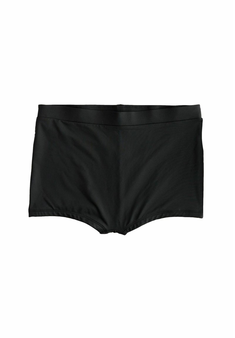 Maillots de bain noirs en tissu lisse, avec une taille large et un design ajusté et carré, sans motifs ni accents visibles.