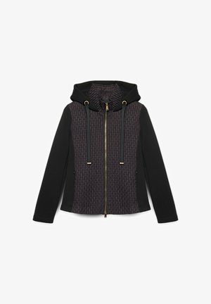 Jachetă neagră cu glugă, cu față texturată matlasată, fermoar auriu și mâneci lungi, pe un fundal alb.