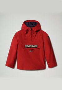 Rød vandtæt jakke med hætte, der har en frontlomme med lynlås og et logo-patch. Glat tekstur, afslappet pasform og elastiske manchetter.