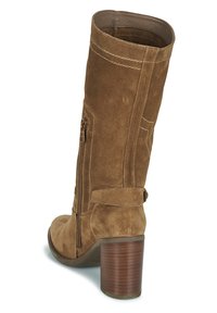 Botte haute jusqu'au genou en daim marron avec un talon épais en bois, dotée d'une fermeture éclair latérale et de surpiqûres décoratives le long de la tige.