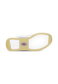 Semelle de sneaker blanche avec un motif texturé, dotée d'un logo rond au centre et d'accents en caoutchouc jaune sur les bords.