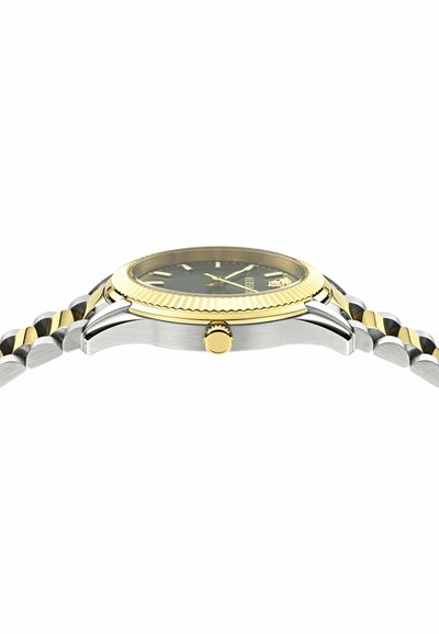 Montre-bracelet en métal bicolore avec une lunette et une couronne en or, cadran noir et bracelet à maillons, vue de profil latéral.