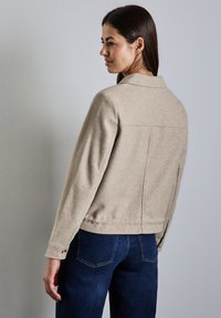 Beige vlněná směsová bunda s límcem, dlouhými rukávy a manžetami na knoflíky, se čistým designem zadního švu.