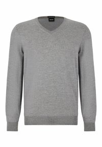 Pull gris à col en V en tissu doux, avec des manches longues, des poignets et un ourlet côtelés, et un petit logo brodé sur la poitrine.